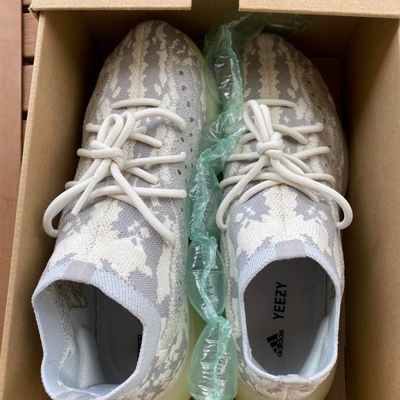 Men’s Size 10 380 Alien Yeezy Adidas by Kanye West - Picture 2 of 7